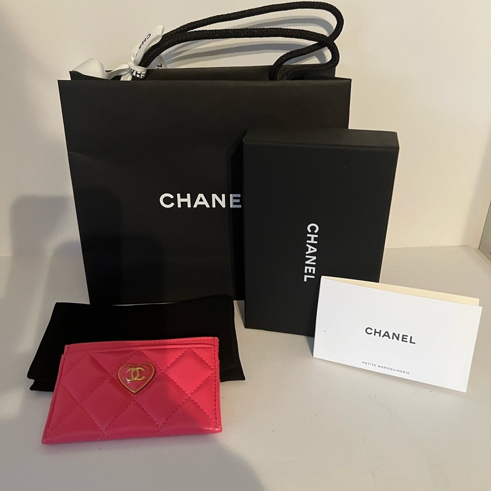 CHANEL LAMBSKIN PINK CARD CASE WTH HEART